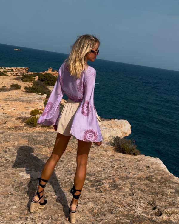 Luftige Boho Bluse Violett mit spirituellem Design
