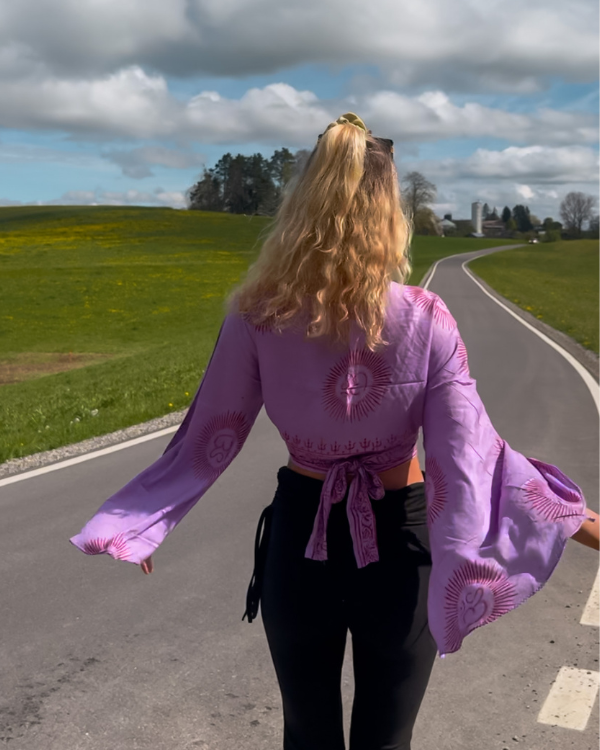 Wickelbluse mit Om-Zeichen in violett getragen von hinten | Boho Bekleidung