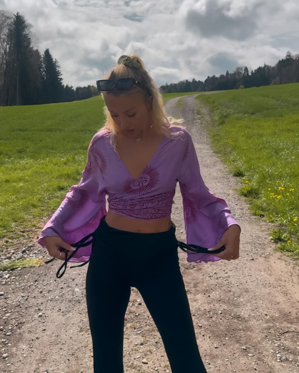 Om-Bekleidung Damen für Yoga oder Reisen - Violette Wickelbluse mit Fledermaus Ärmel 