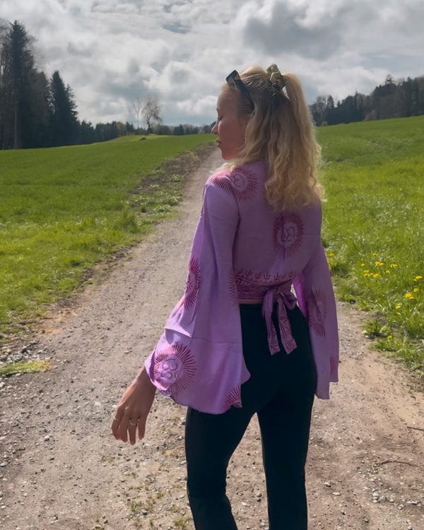 Boho Wickelshirt für entspannte Sommerlooks | Spirituelle Om Bluse 