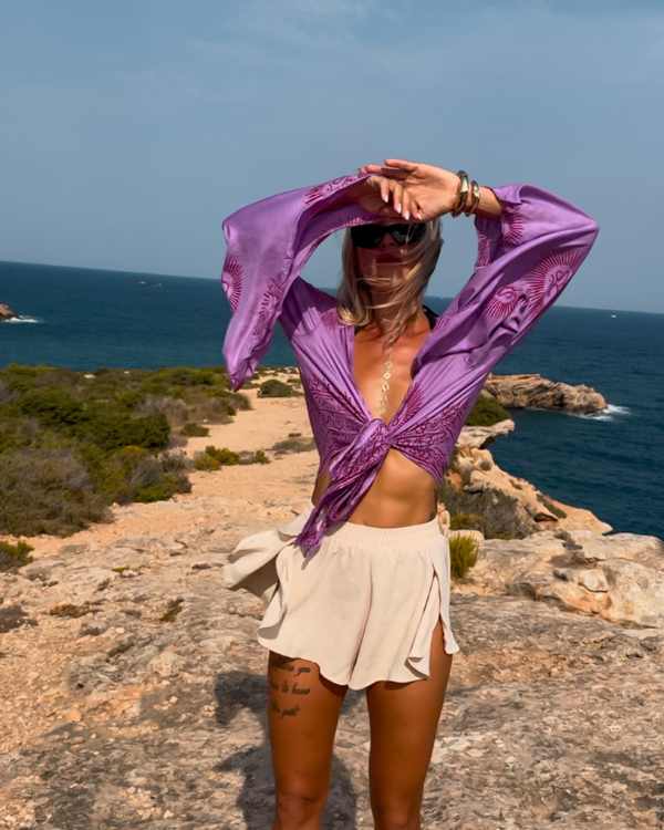 Wickelbluse mit Om-Zeichen in violett getragen von hinten | Boho Bekleidung