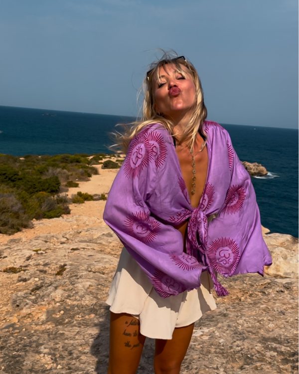 Boho Chic Bluse in violett mit Om Symbolen und Trompetenärmel 