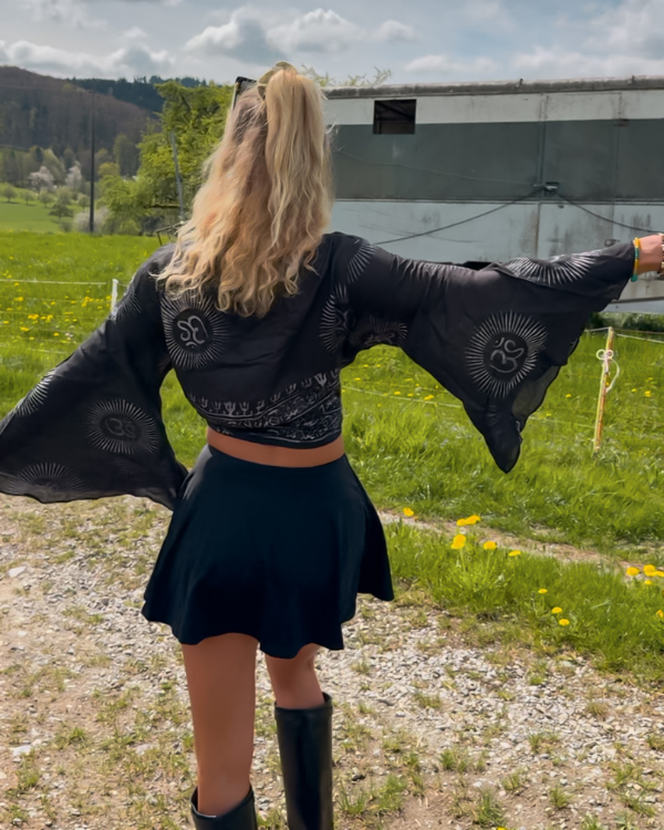 Schwarze Wickelbluse mit Om-Zeichen und weiten Ärmeln