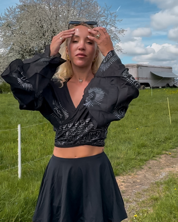 Sommerliches Shirt mit weitem Ärmel und Bindeband