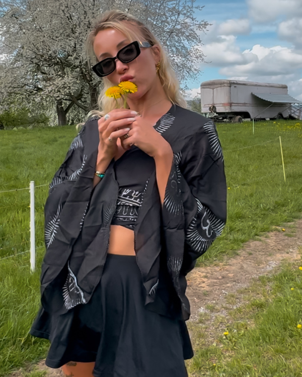 Boho Spiritual Wear mit Om-Elementen | schwarze Wickelbluse mit weiten Fledermausärmel 
