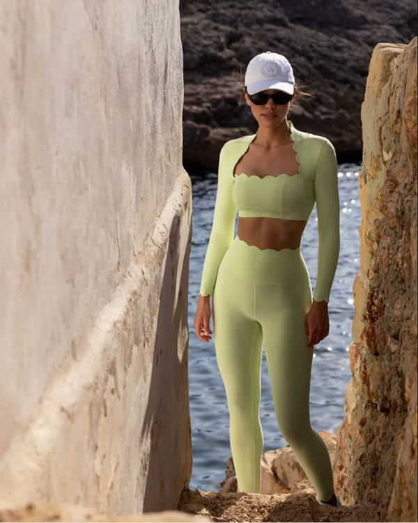 Damen Fitnessshirt mit dekorativem Saum - Sommerliches Gym Oberteil mit Wellenform Rand 