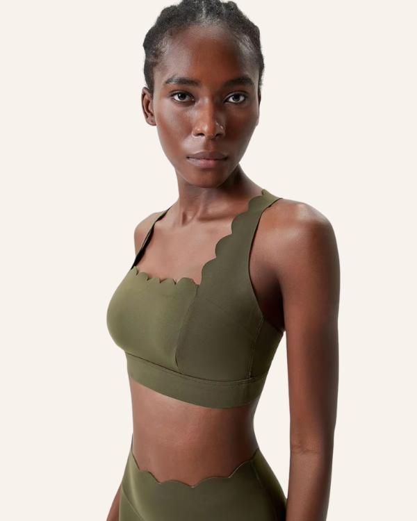 Modell in Sportoutfit mit Scallop-Detail