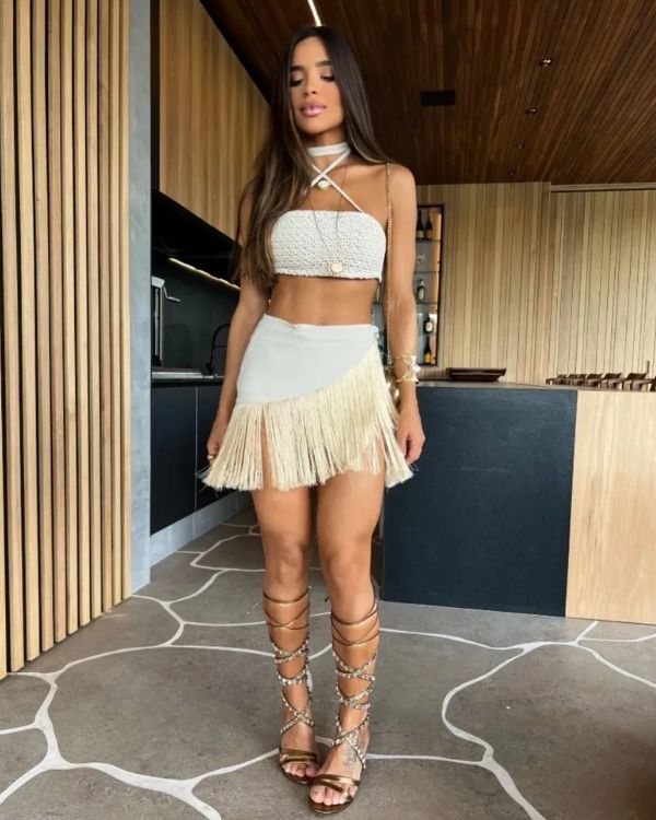 Beiges Zweierset aus Fransen Rock und Bandeau Top zum binden 