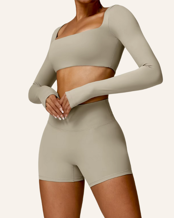 Bequeme Sport Shorts mit hoher Taille und passendem Gym langarm Oberteil 
