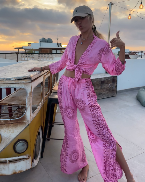 Rosa Boho Zweiteiler Damen mit Om-Zeichen und Sanskrit-Muster