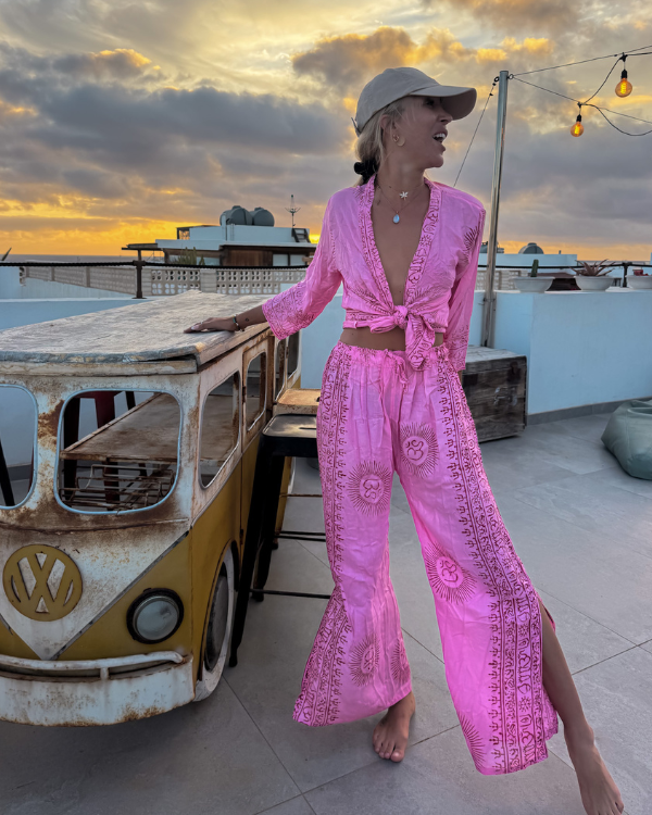 Spirituelle Damenmode mit Wickelbluse und Hose im Yoga-Stil