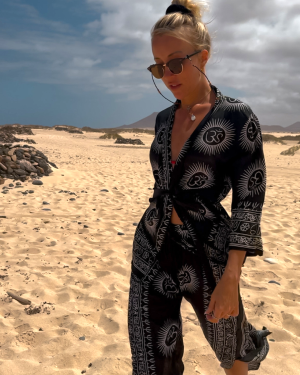 luftig und leichtes Damen Set aus langer weiter Hose und passender Kimono Bluse mit Om Zeichen 