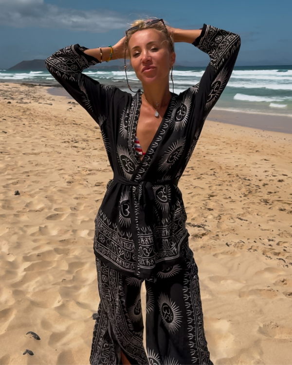 Sommer Zweiteiler Set aus Kimono Bluse mit Gurt und passender Hose mit Schlitz auf der Seite 