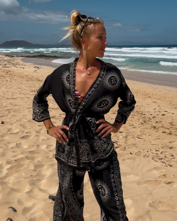 schwarzes Damen Set aus langer Hose mit Schlitz auf der Seite und passender Kimono Bluse mit Om Zeichen 