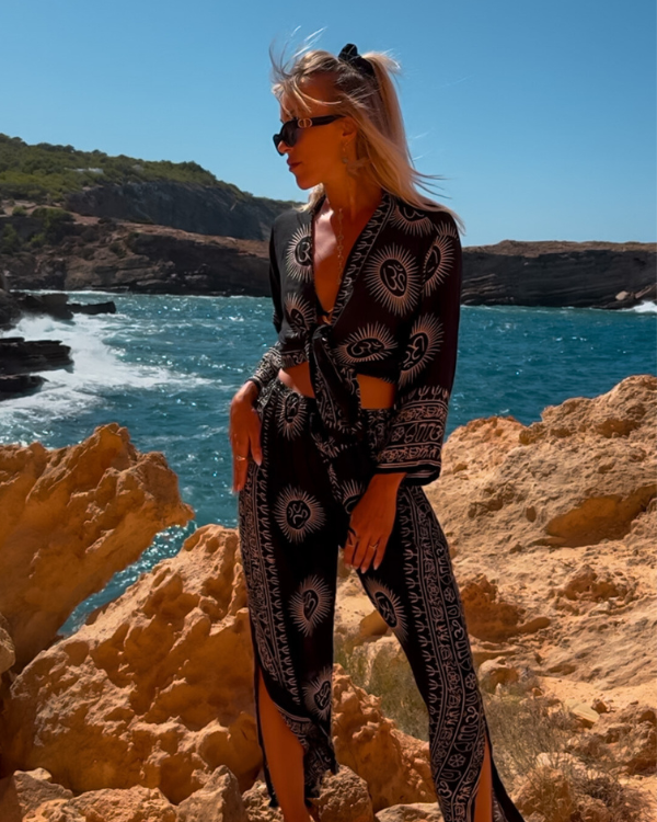 schwarzes Damen Set aus langer Hose mit Schlitz auf der Seite und passender Kimono Bluse mit Om Zeichen 