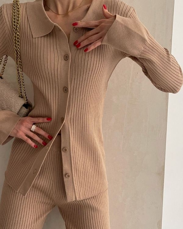 Komplettes Set aus Hose und Cardigan in Herbstfarben - Beiges Set aus Bluse und Hose