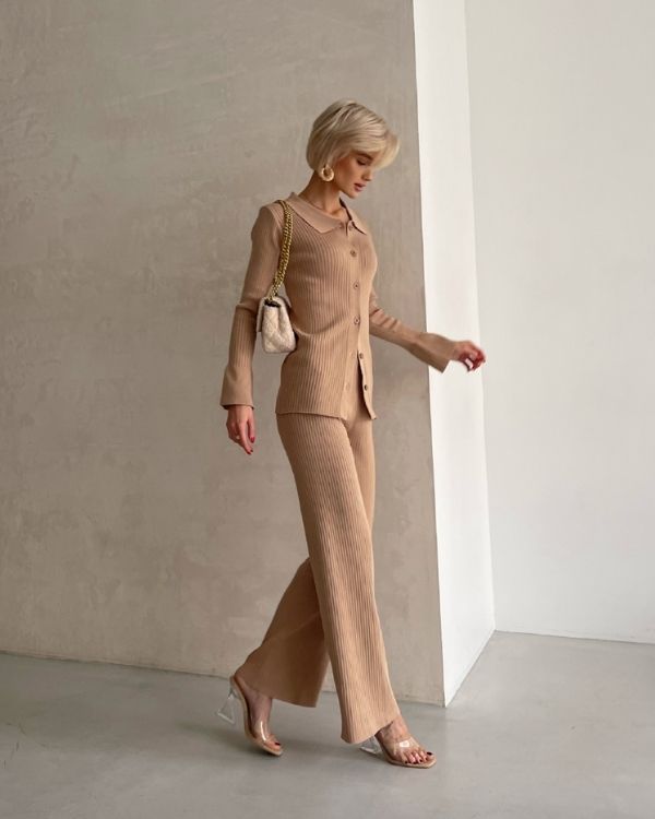Kombiniertes Outfit aus Hose und Blusen-Cardigan, präsentiert auf einem Model.