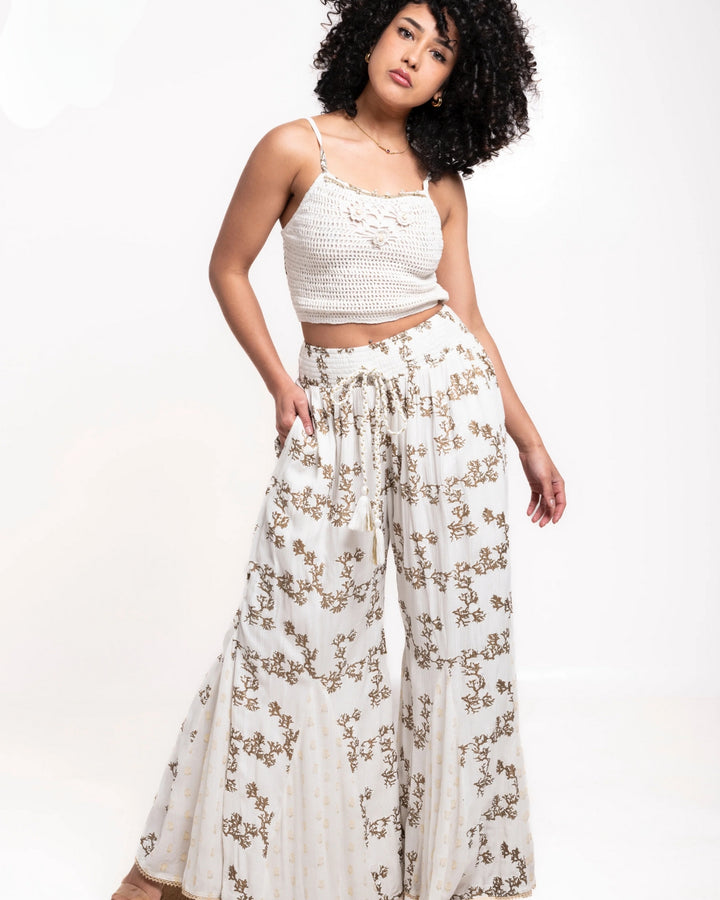 Boho Zweier Set aus weiter Hose mit Blumenmuster und Crochet Häkeltop dazu 