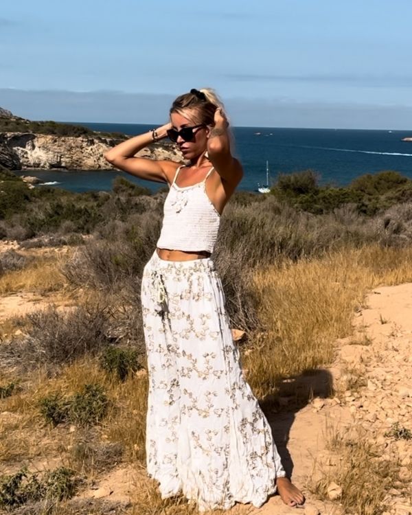 Sommer Damen Set aus weisser weiter Hose mit goldenen Details und Crochet Top 