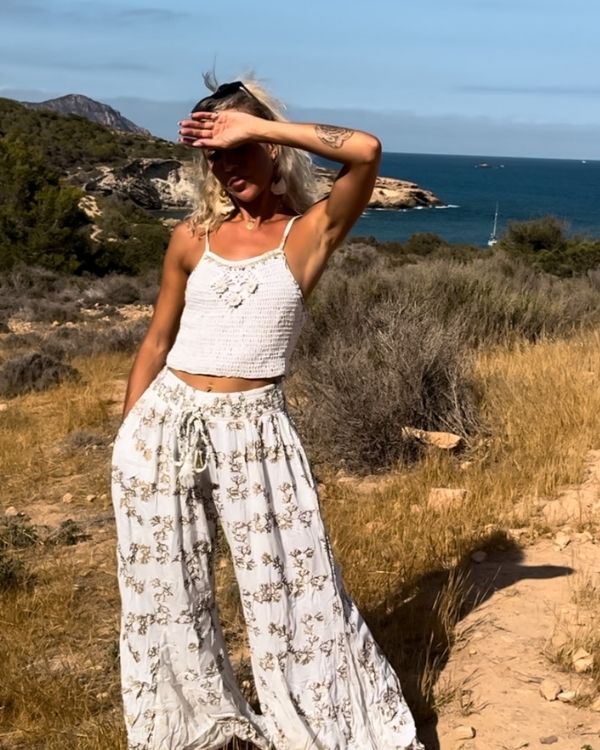 Damen Zweiteiler Sommer Boho Set aus weiter Hose und Crochet Top mit Blumen Applikationen 