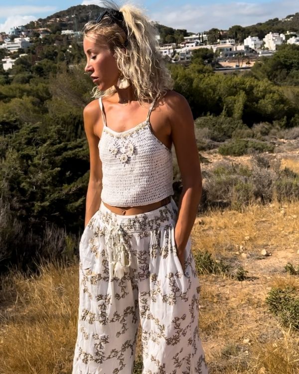 Boho Hippie Set aus weiter Hose mit goldenen Details und Crochet Crop Top mit Blumen Applikationen 