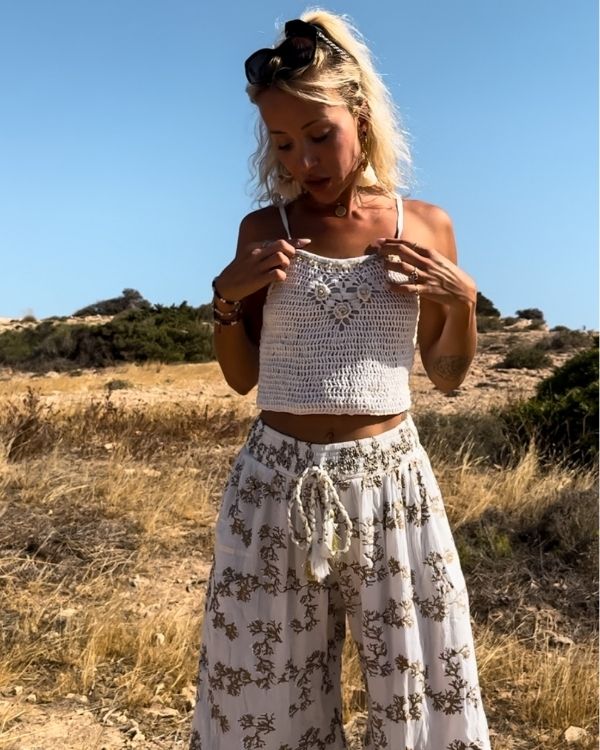 Crochet Crop Top mit Blumen Details und passende weite Hose mit goldenen Details 