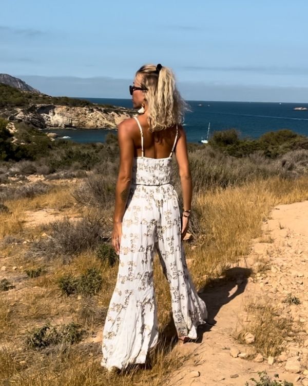 Boho Chic Zweiteiler Set aus weiter Hose und passendem Crochet Top mit Blumen Details 