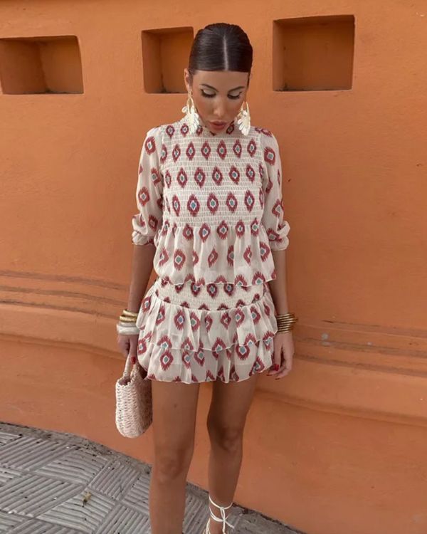 weiss-rotes Zweiteiler Damen Set mit Ruffle Effekt und Retro Vintage Mustern 