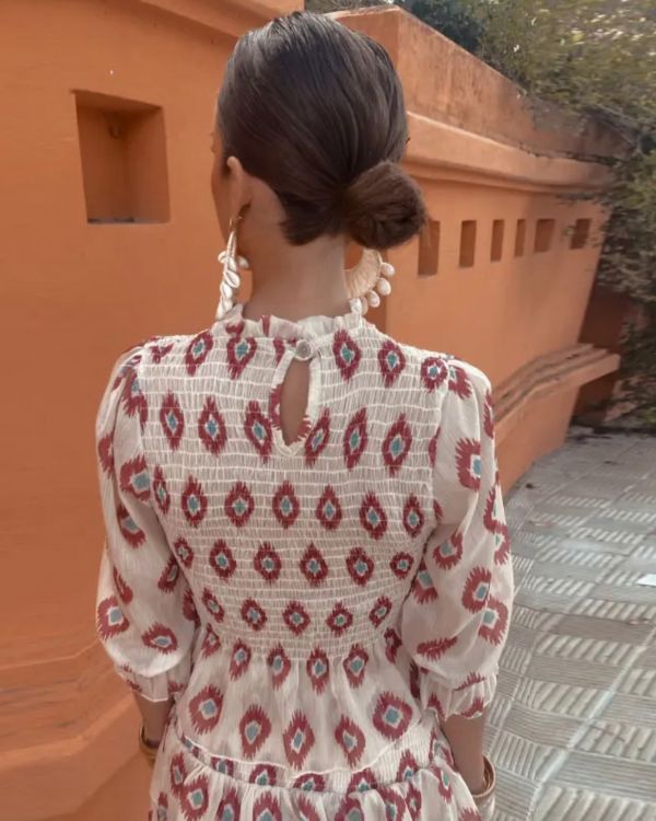 Weisses Set aus Rock und langarm Shirt mit roten Retro Vintage Mustern 