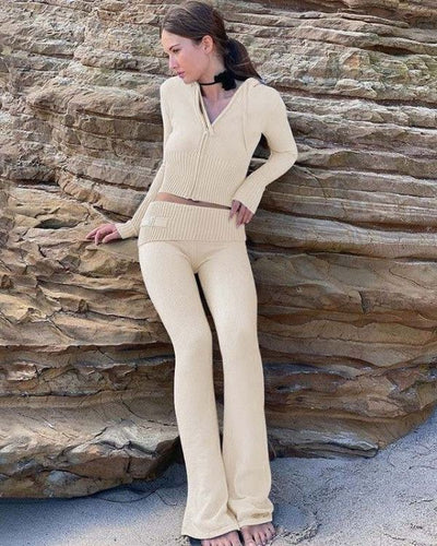 Strick Zweiteiler Set aus langer Hose mit breitem Faltbund und passender Strickjacke mit Kapuze