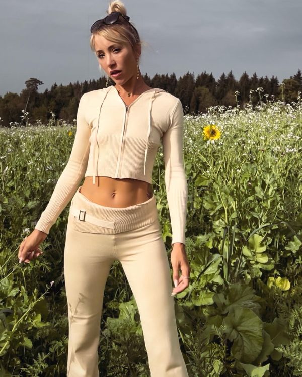 Beiger Knitted Strick Zweiteiler aus Hose und Jäckchen mit Kapuze - Stillvolles Damen Set online bestellen 