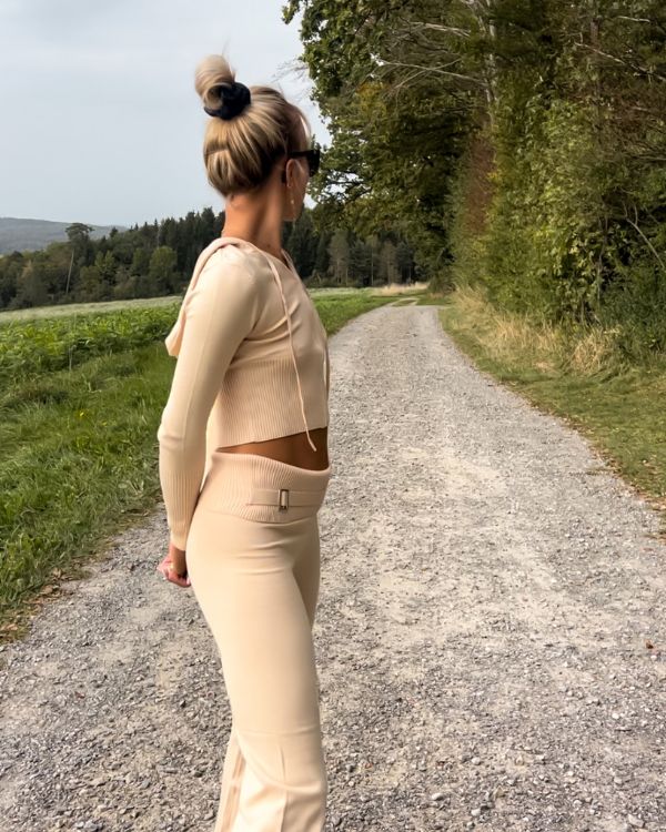 Beiges Zweiteiler Set aus elastischen Strick Hosen und passendem Crop Top mit Kapuze dazu 