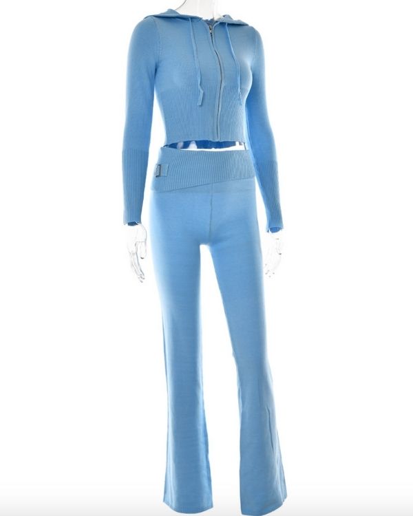 Hellblaues Damen Set aus Strickhose mit breitem elastischem Bund und passender Strickjacke mit Kapuze 