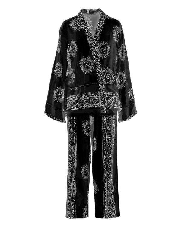 Schwarzes Zweiteiler Set aus langer Hose und Blusen Kimono mit weissen Om und Sanskrit Zeichen 