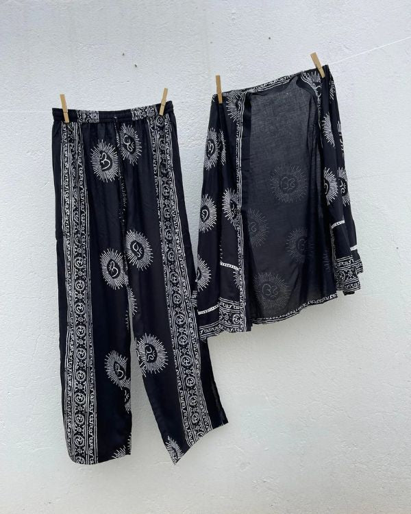 Schwarzes Boho Yoga Zweiteiler Set aus Hose und Bluse mit Om Symbolen 