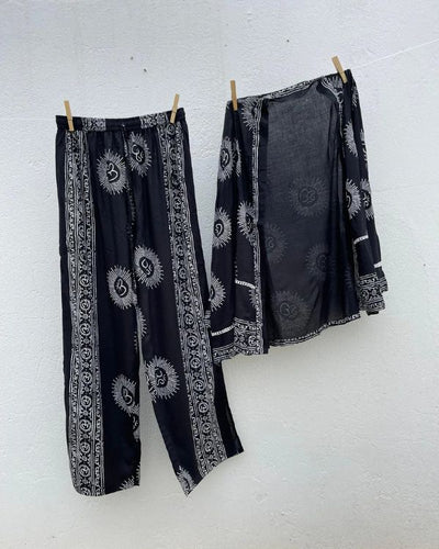 Schwarzes Boho Yoga Zweiteiler Set aus Hose und Bluse mit Om Symbolen 