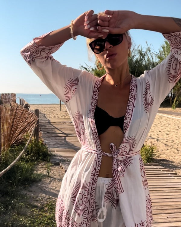 Weisses Yoga Spiritual Boho Set aus langer luftiger Hose und Blusen Kimono mit roten Om Zeichen 