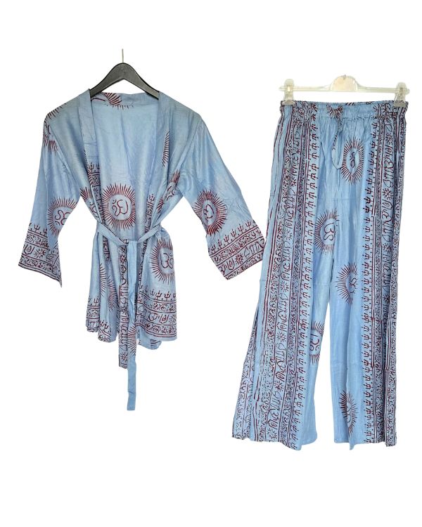 Blaues Zweiteiler Set aus Hose und Kimono Bluse in blau mit roten Om und Sanskrit Zeichen