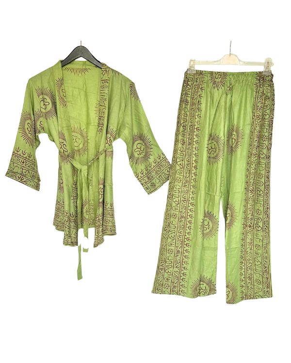 Grünes Yoga Hippie Zweiteiler Set aus langer weiter Hose mit passender Kimono Bluse mit Om Sankskrit Zeichen 