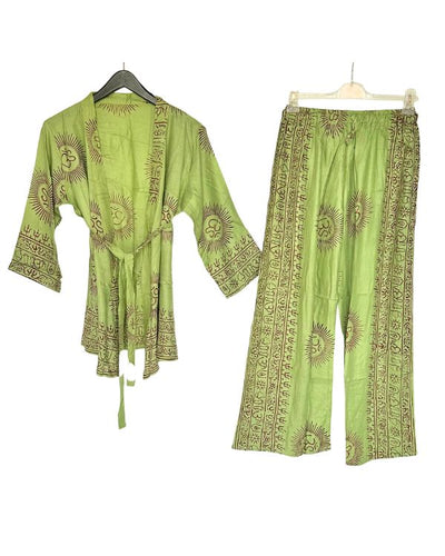 Grünes Yoga Hippie Zweiteiler Set aus langer weiter Hose mit passender Kimono Bluse mit Om Sankskrit Zeichen 