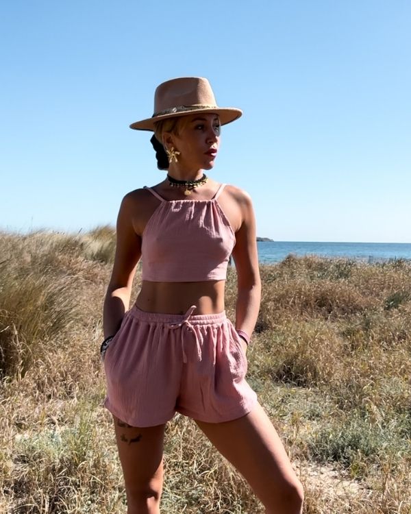 Altrosa Zweiteiler Set aus elastischen kurzen Hosen und passendem Crop Top zum binden am Rücken 