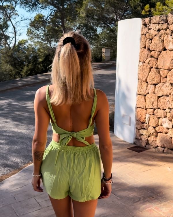 hellgrünes Damen Zweiteiler Set aus Baumwolle - Shorts und Crop Top mit grosser Masche auf Rückseite 