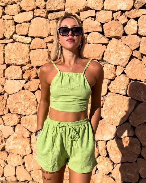 frisches grünes Baumwolle Set aus kurzer Hose mit elastischem Bund und Crop Top zum binden auf der Rückseite 