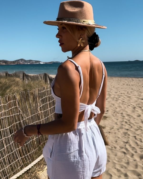 weisses Sommerliches Baumwolle Set aus kurzer Hose und passendem Crop Top zum binden auf der Rückseite 