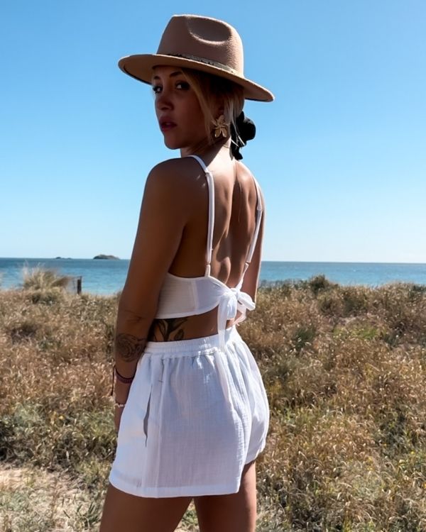 weisses Damen Zweiteiler Set aus kurzer Shorts Hose und Crop Top aus Baumwolle 