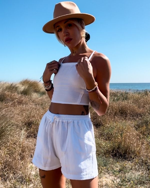 weisses Sommer Zweiteiler Set aus Baumwolle mit kurzer Shorts und Crop Top zum binden auf der Rückseite 