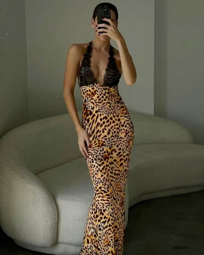 Detailansicht des rückenfreien Kleides mit Leopard-Mustern und dem verführerischen Spitzenoberteil - Langes Maxikleid mit Leopard Print