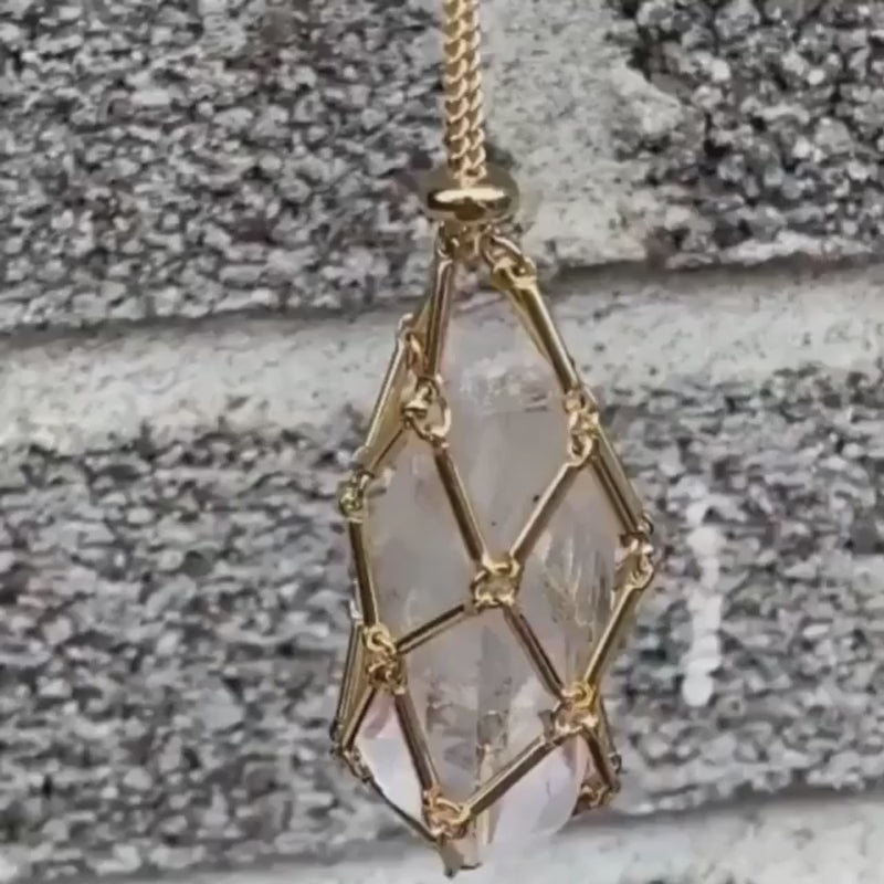 Video von Netz Anhänger Halskette in der ein Edelstein Heilstein eingelegt werden kann 