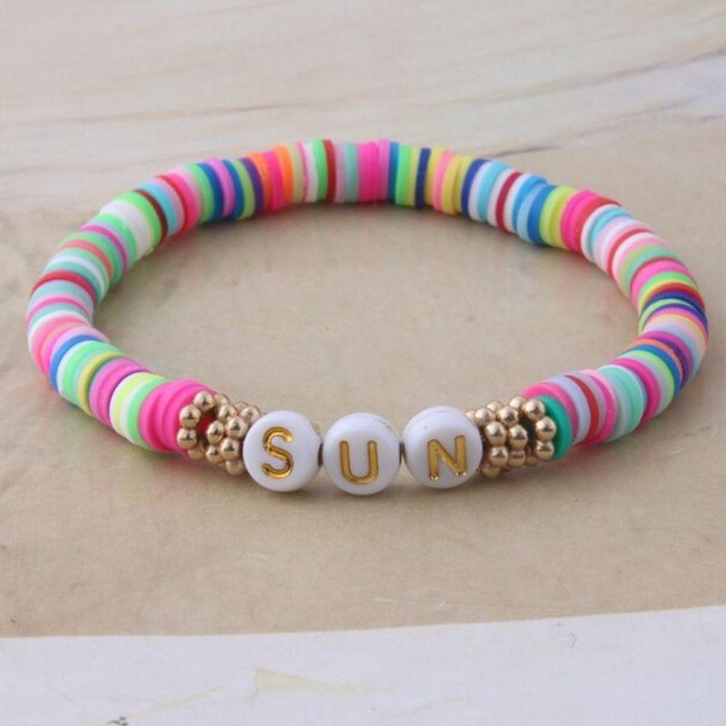 Farbiges Armband mit Sun Buchstaben