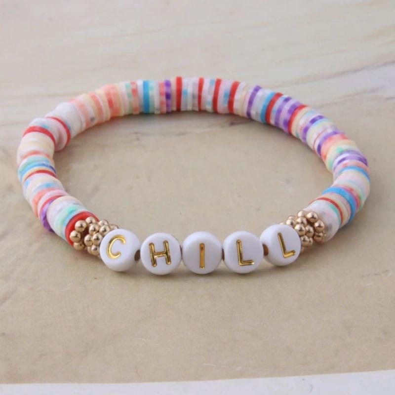 Elastischer farbiges Armband aus bunten Soft Perlen und Chill Buchstaben